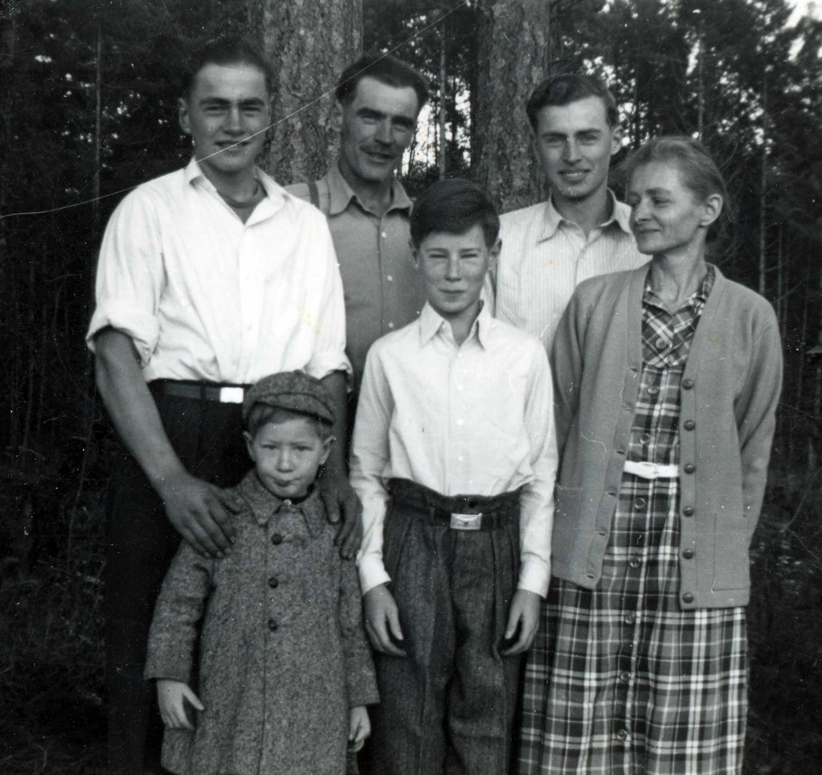 A photo of the Read Family including; Clive, Bernie, Arthur, David, Walter and Ilsa, 1950.