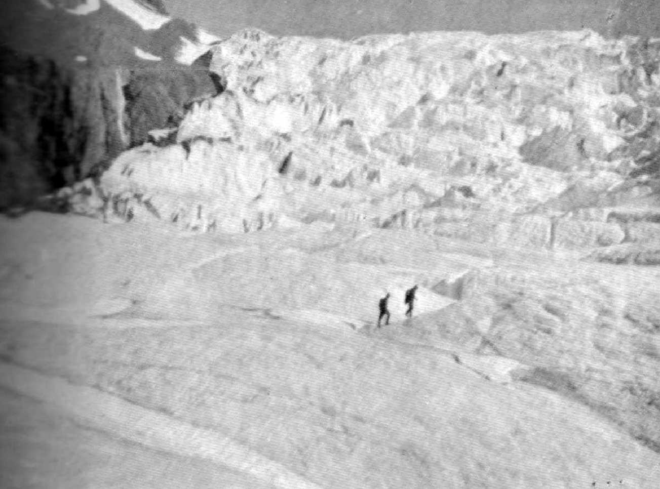 Icefall of Reef Glacier (Western flow). Photo, Byron Harmon, 1911