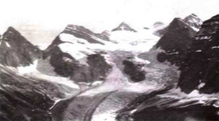 Great amphitheatre at the head of Bennington Glacier.
Photo: Cyril Wates, 1926