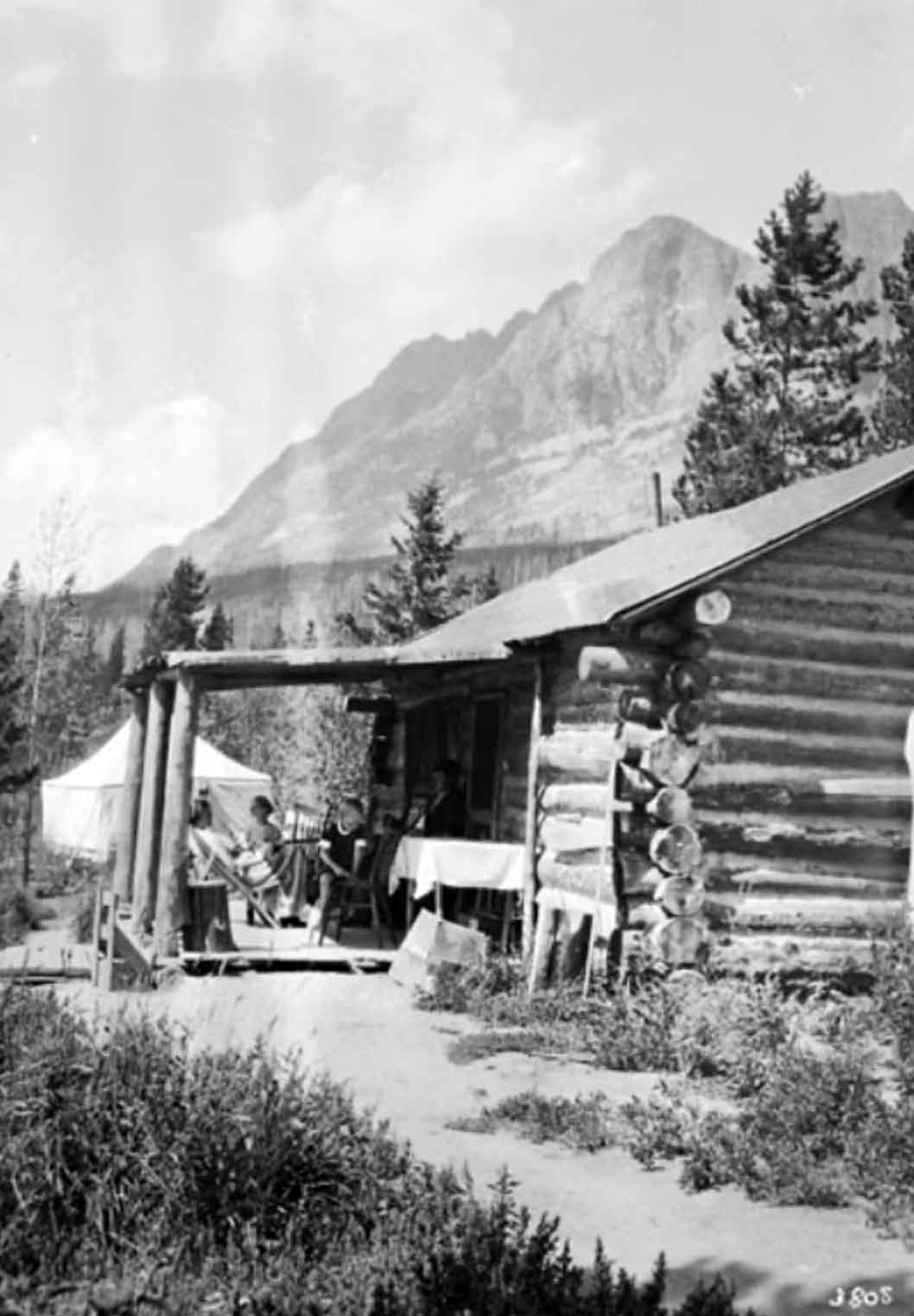 Mr. C. H. Cummings cottage Yellowhead Lake, Lucerne, B.C. (with Seven Sister Peaks). 
William James Topley, 1914