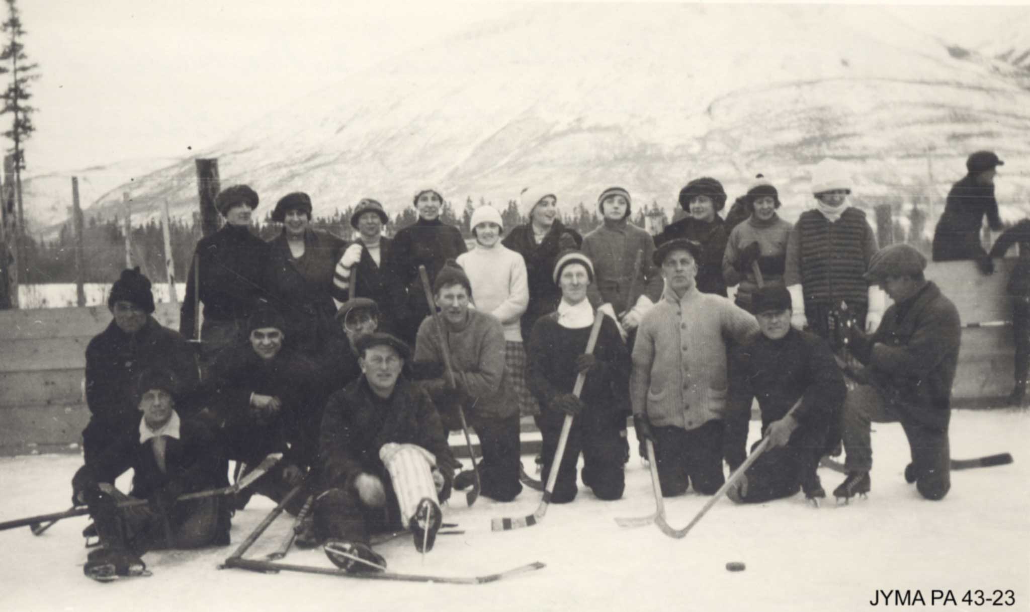 Jasper hockey game including Mrs. Roy Hargreaves, Mrs. Robert Blewett Sr, Mrs. Digby Harris, Mrs. Fulton, Mrs. Noble Findlay, Mrs. W. Grieves, Phyllis Lofts, Mrs. Nathan Nunn, Mrs. Fred Smith, Miss Parks, Digby Harris, Tom Jones, V. Woodcock, H.B. Webb, Walter Huggins, Harry King, Nat Munn, Pete Withers and Paddy Bateman. 1921